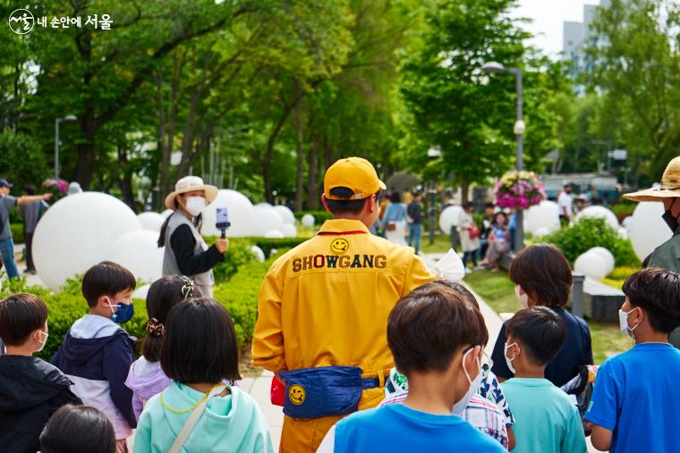 ‘활력! 청소부’는 고정된 장소가 아니라 화랑대 철도공원 이곳저곳으로 이동하며 공연을 이어갔는데, 어린이들을 행여 놓칠세라 뒤를 따랐다 ⓒ이정규