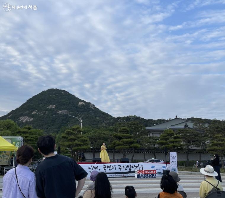 판소리 춘향가의 사랑가를 바탕으로 만든 ‘사랑애’를 관객들이 추임새를 넣으며 감상한다. ⓒ이정민