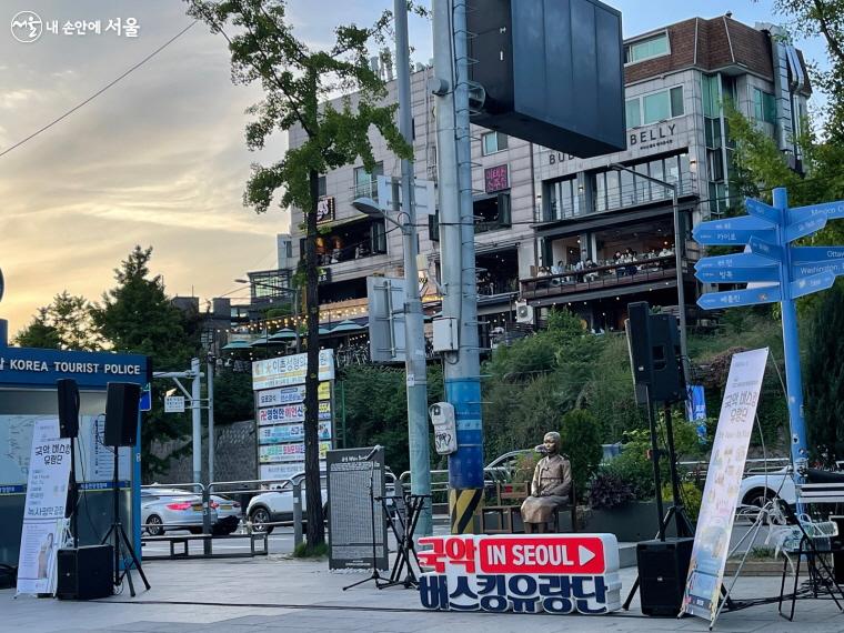 이태원 녹사평역 광장의 '국악 버스킹' ⓒ이정민