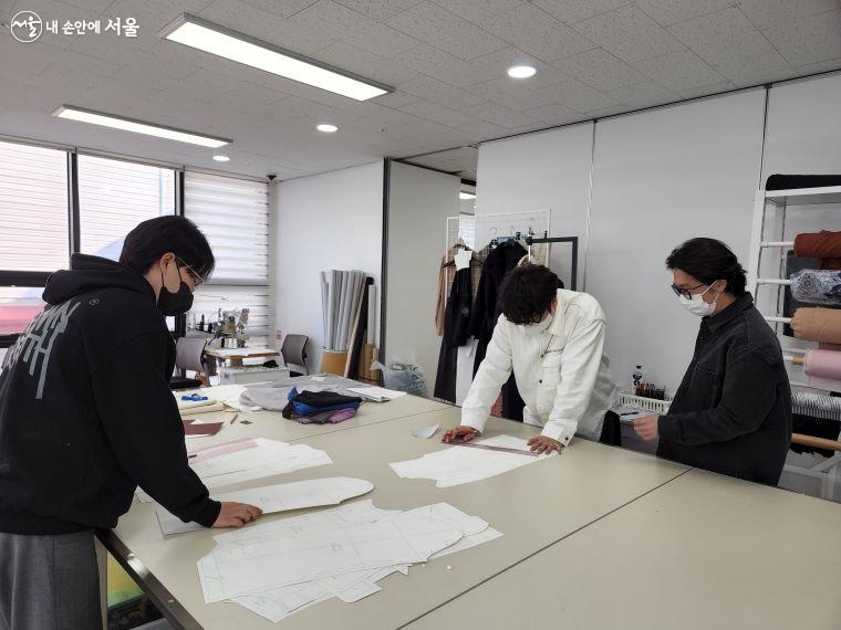 하시엔다 팀원들이 공용장비실에서 디자인한 패턴을 살펴보고 있다.