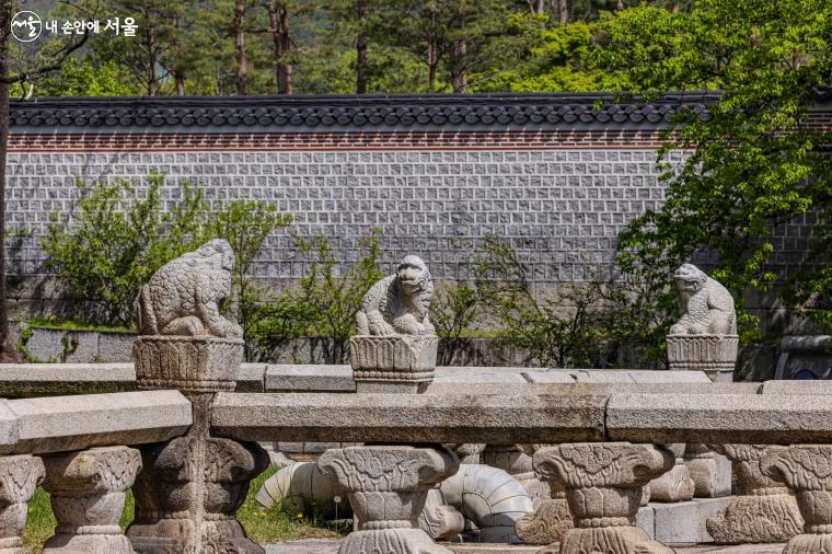 해와 달과 별(일, 월, 성신)을 나타내는 3개의 다리에는 상서로운 동물상이 조각돼 있다. 다리에 있는 12마리(3 x 4마리)의 서수 중 육지 쪽과 섬(경회루) 쪽은 같은 모양의 서수로 모두 6쌍이다. 사진은 신하가 이용하는 북쪽 다리의 경회루 쪽에 있는 서수, ‘해치’이다 ⓒ양인억