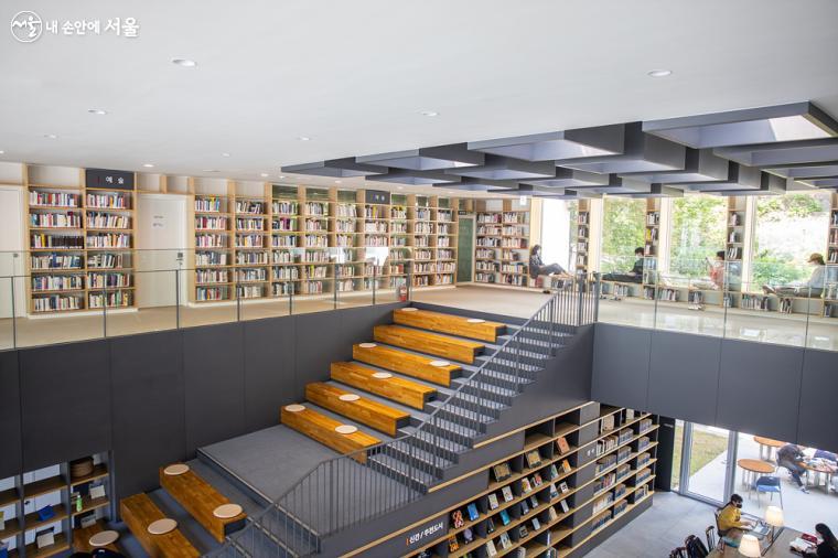 1층과 2층을 연결하는 이동통로에는 요즘 도서관의 트렌드에 맞게 편하게 앉아서 독서를 즐길 수 있는 계단식 열람공간이 조성되어 있다.