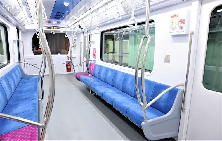 경전철 ‘신림선’ 차량 객실 내부. 객차 1편성당 3량으로 좌석은 48석이며 운행 중 차량 앞·뒤 유리창을 통해 주행로를 볼 수 있다. 