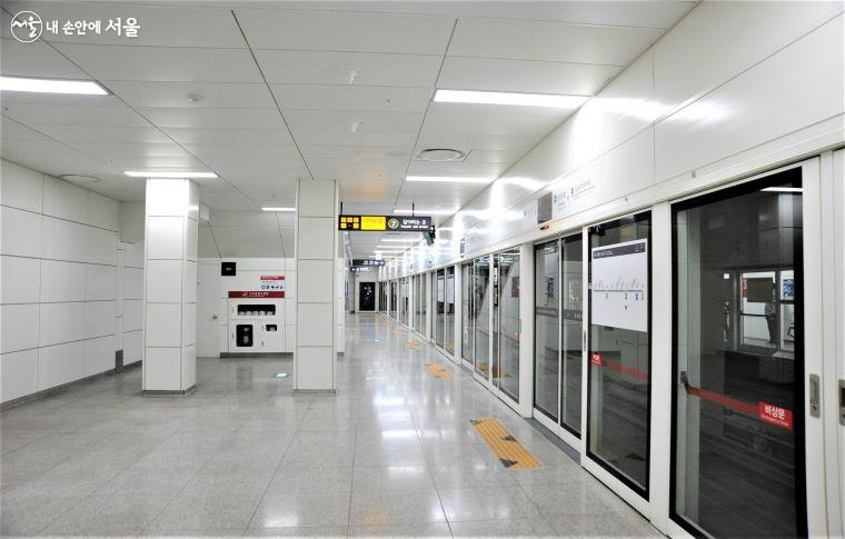 신림선 모든 역의 승강장은 넓고 밝게 설치됐다. 