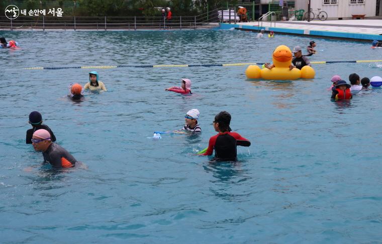 한강공원 수영장에서 물놀이를 즐기는 아이들