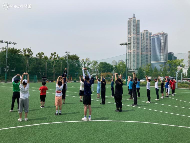 운동을 시작하기 앞서 준비운동을 하는 어린이 친구들