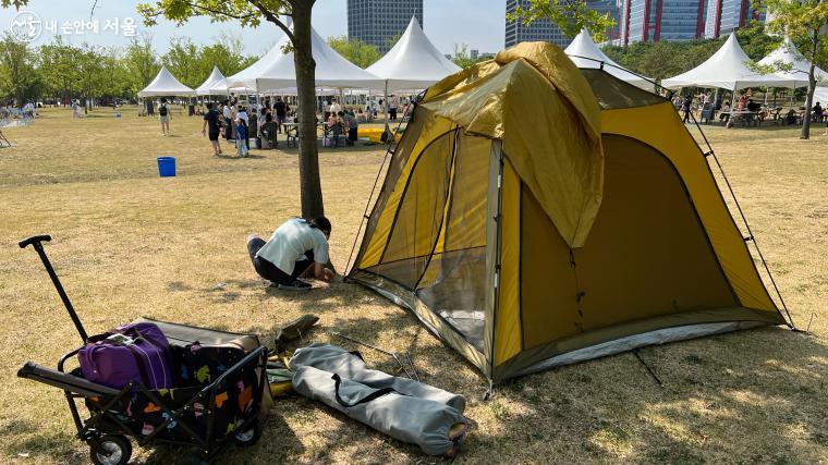 '강캉스'의 시작은 텐트다. 나무그늘 좋은 곳에 텐트를 치니 세상 부러울 것이 없다.