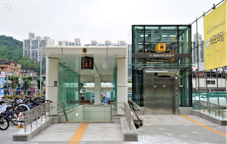 ‘서울대벤처타운역’ 출입구와 엘리베이터 