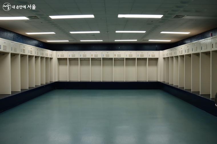 서울 이랜드 FC 선수들의 라커룸과 샤워실도 볼 수 있었다. ⓒ정향선