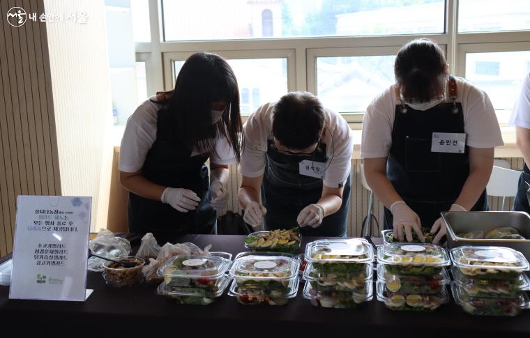 개소식에 앞서 경계선지능인 학생들이 만든 베이커리와 샐러드, 음료 등이 준비됐다.