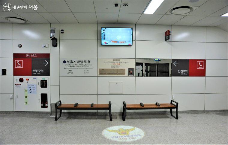 신림선 각 역 승강장에 마련된 안전구역에는 CCTV, 거울, 모니터, 비상벨 등을 설치해 승객들의 안전을 도모한다. 바닥에는 서울지하철경찰대 마크와 비상 연락 전화번호가 고보조명으로 비추고 있다. 