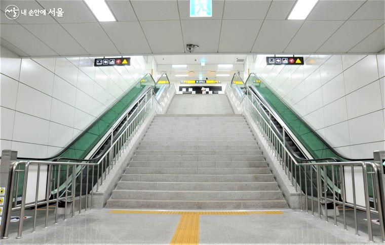 많은 환승객들의 이동을 위해 양쪽에 각각의 상·하행 에스컬레이터와 넓은 폭의 계단을 설치한 '신림역'
