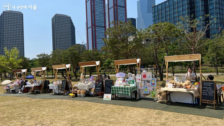 그림대회 한 켠에 프리마켓이 마련되어 지역 소상공인들이 친환경 제품을 판매하고 있다.