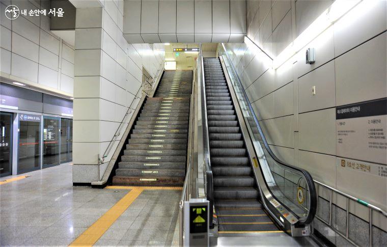 넓게 설치된 ‘샛강역’ 승강장의 계단과 에스컬레이터 