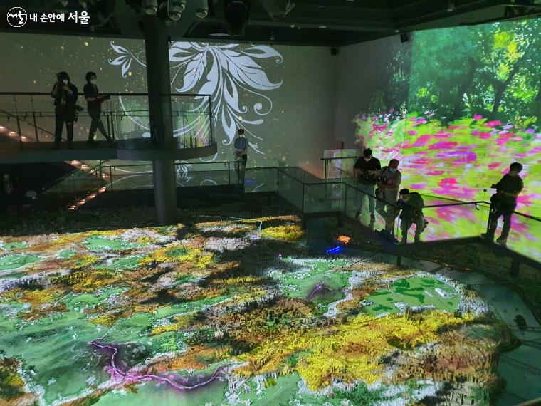 서울의 계절과 자연을 담은 다채로운 영상이 펼쳐지는 도시모형영상관 ⓒ방금숙