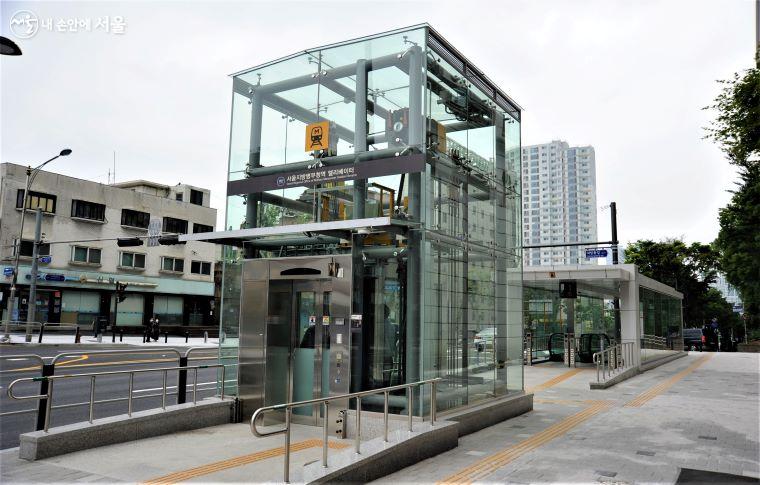 신설 역인 ‘서울지방병무청역’ 출입구. 신림선의 모든 신설 역들은 지상에서부터 일반계단, 에스컬레이터 또는 엘리베이터를 이용해 승강장까지 도달할 수 있는 ‘교통약자 1역 1동선’을 실현했다.