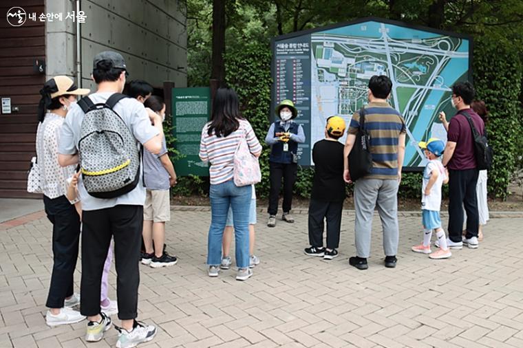 '서울숲 일요 가족 생태나들이' 프로그램, 숲체험 프로그램은 일반인의 왕래가 적은 제3지구에서 이루어졌다. ⓒ정향선