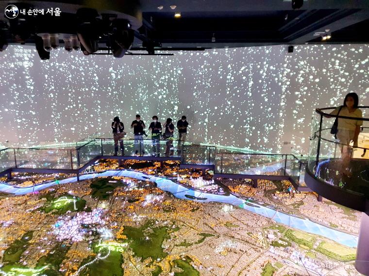 180도 파노라마 영상으로 관람객의 시선을 사로잡는 서울역사박물관의 '도시모형영상관' ⓒ방금숙