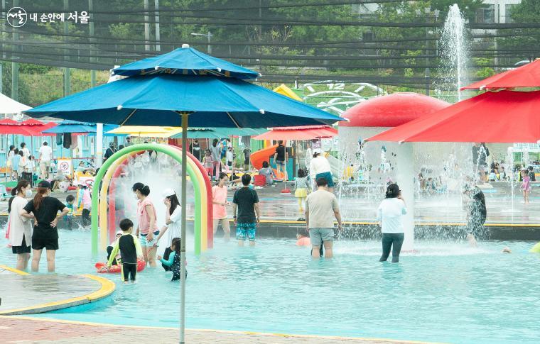 동네 물놀이장 대부분은 아이들이 즐길 수 있도록 수심이 얕다. 사진은 성동구 '살곶이 물놀이장' 모습 ⓒ이용수