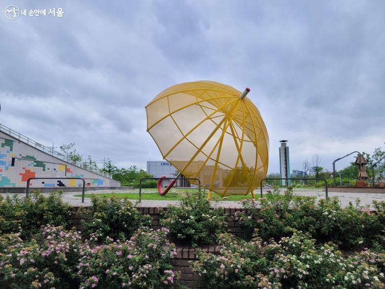 거대한 우산을 모티프로 한 물순환테마파크 조형물 ⓒ정유리