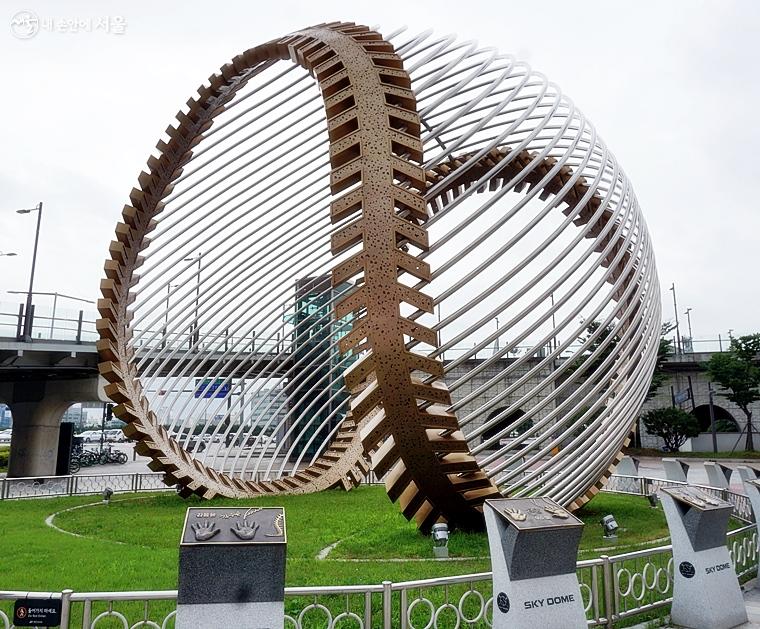  고척스카이돔 광장에 설치된 야구공 조형물 ⓒ김윤경