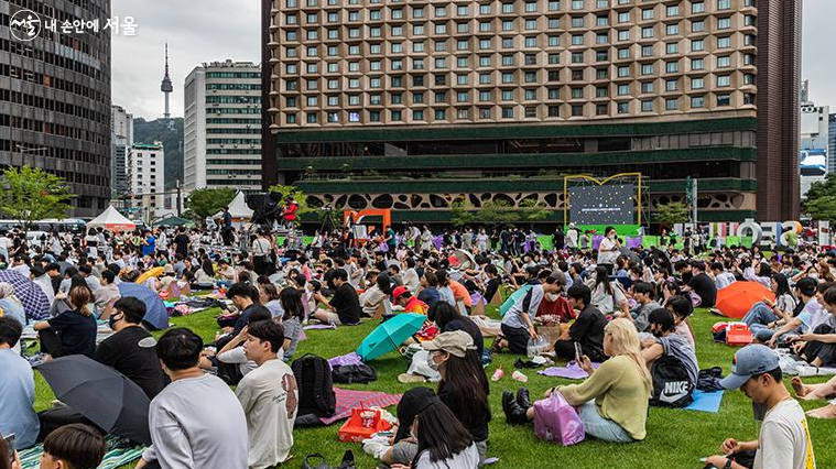궂은 날씨에도 많은 시민들이 서울광장을 찾아 북콘서트를 관람하고 있다.
