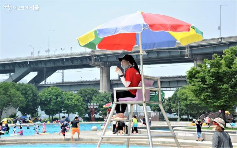 수영장 곁에서 안전요원이 이용객을 살피고 있다. ⓒ조수봉