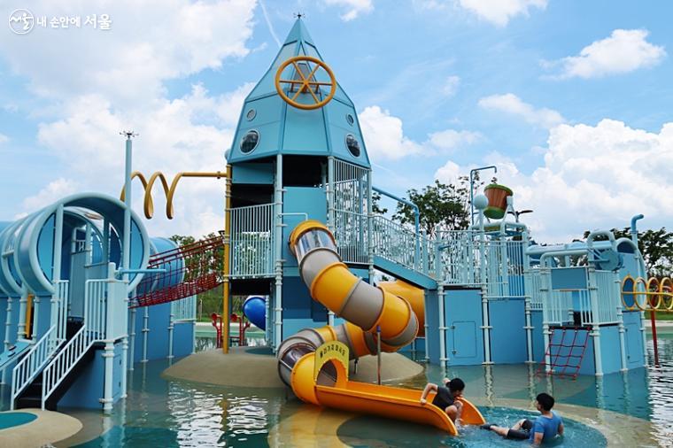 야외 어린이 물놀이터에는 집게분수, 통통물방울 놀이대 등 다양한 물놀이 시설이 있다.