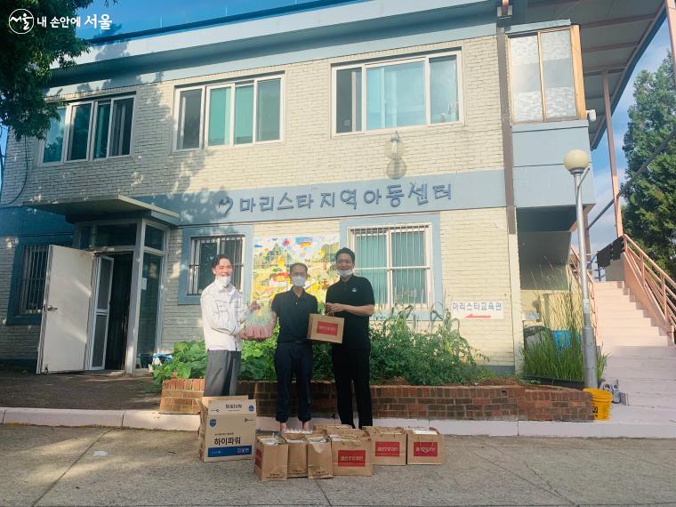 초복을 맞이하여 지역아동센터에 치킨과 토마토주스를 기부한 카페 '푸르딩' 사장 김환희 씨(좌)와 박재휘 씨(우)