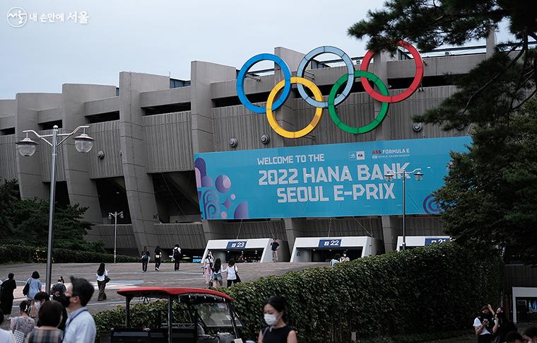 서울페스타 2022 개막공연 <K-POP 슈퍼라이브>가 열리는 잠실종합운동장 내 올림픽주경기장 ⓒ김아름