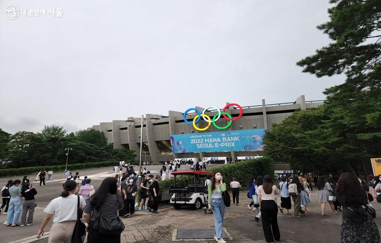 시민들은 개막식이 열리는 주경기장으로 향하고 있다. ⓒ유세경