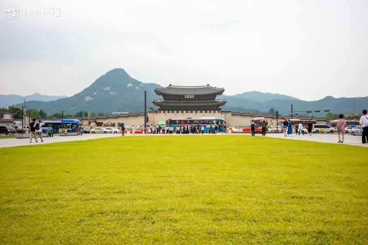 육조마당에서는 광화문, 북한산을 한눈에 조망할 수 있다. ⓒ이병문