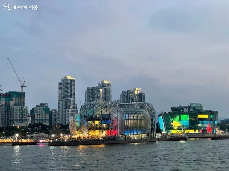 반포 한강공원에 위치하고 있는 ‘세빛섬’의 모습