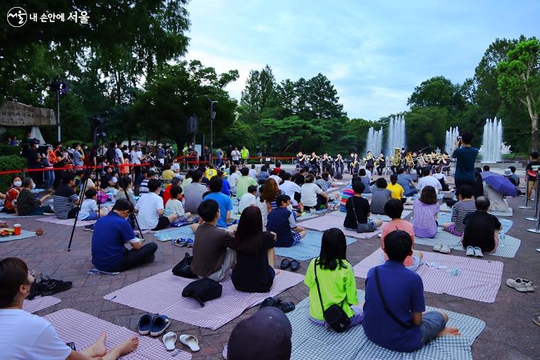 서울어린이대공원 정문 인근, 음악분수 광장에서는 '한여름 밤의 뮤직피크닉 콘서트'가 펼쳐진다. 