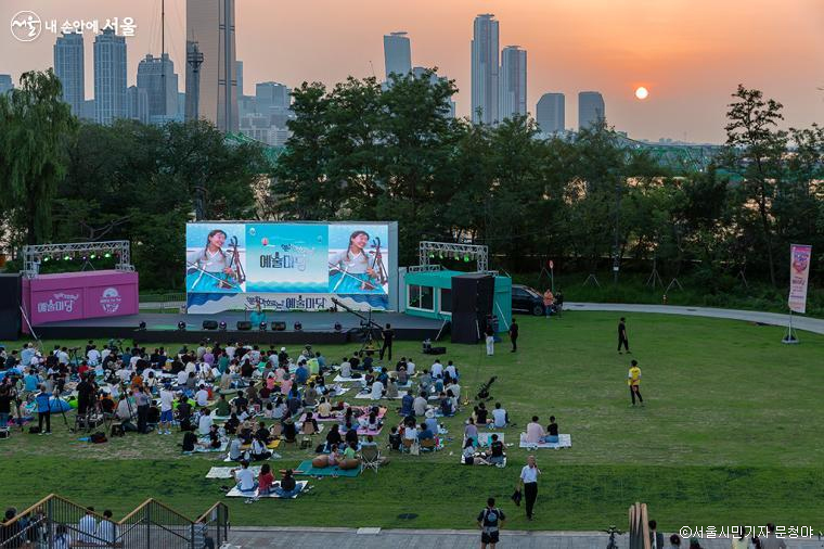 노들섬 잔디마당에서는 대규모 ‘버스커콘서트’를 만나볼 수 있다