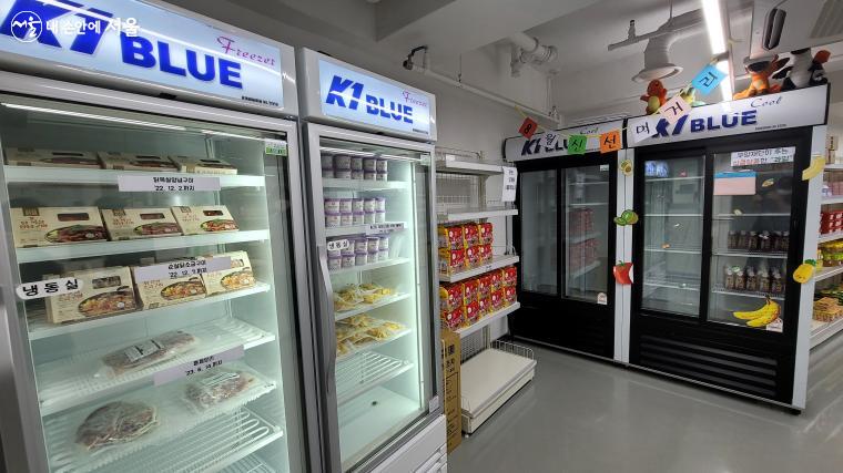 과일과 냉장 식품은 신선도 유지를 위해 냉장실에 있다.