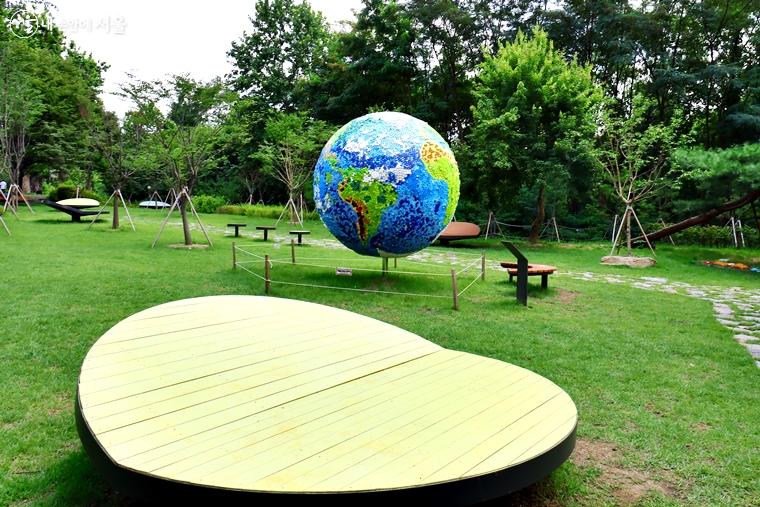 미세먼지 저감효과가 있는 나무 1,000그루를 조성한 피크닉 공간 '미세먼지 저감 숲', 야경명소로도 선정된 곳이다