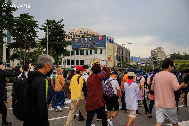 걷기 출발 후 평화시장 앞을 지나고 있는 참가자들의 모습