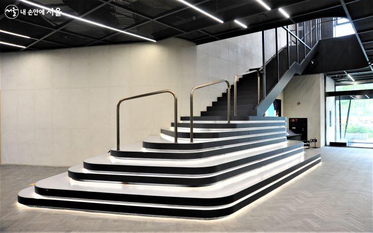 특이한 구조의 우란문화재단 1층 로비 계단은 전시 공간의 좌석 기능도 겸한다. ⓒ조수봉