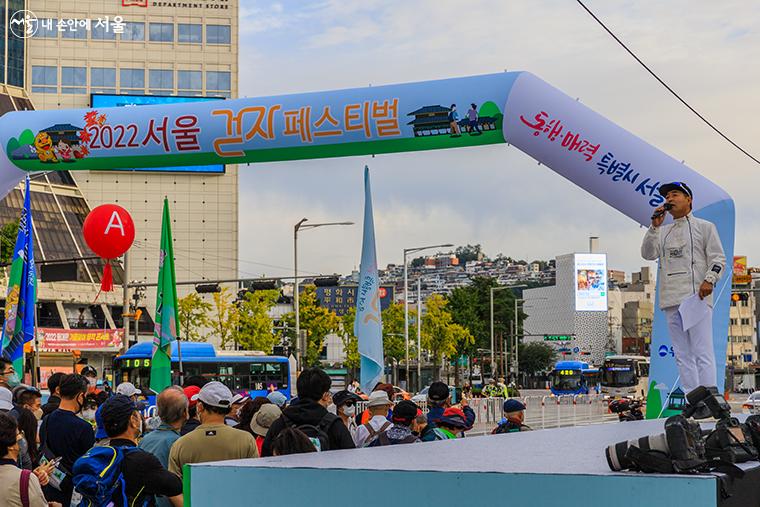 개그맨 배동성 씨가 참가자들에게 행사 안내를 하고 있는 모습 