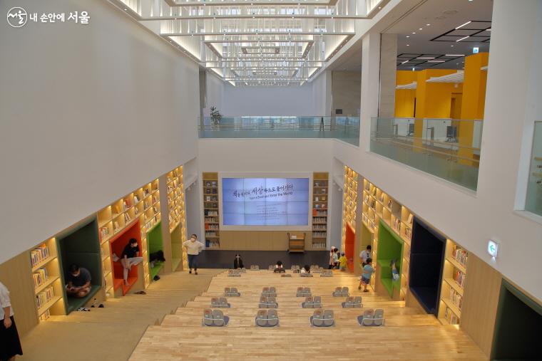 1만 권의 책이 숲을 이룬 송파책박물관의 어울림홀. 1층과 2층을 연결하는 중앙 계단이 책을 읽을 수 있는 공간으로 구성됐다.