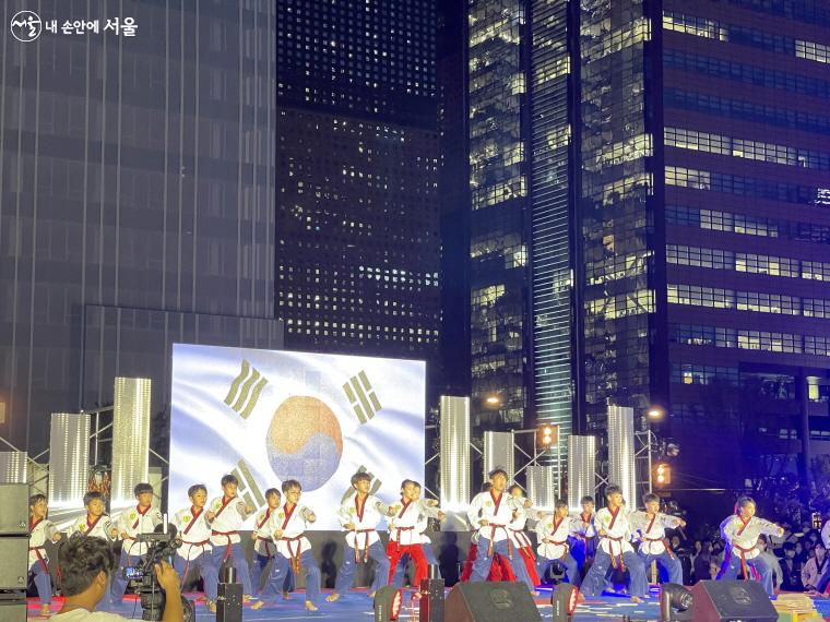 서울 미동초등학교 학생들의 박력 넘치는 태권도 시범 공연