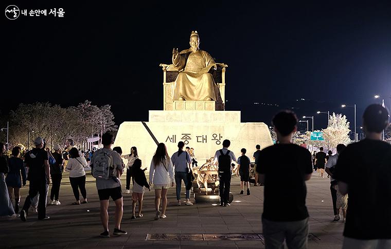 세종대왕 동상 앞에서 사진을 찍는 시민과 관광객들 ⓒ김아름