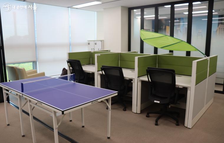 사무실에는 탁구를 즐길 수 있는 탁구대가 설치돼 있다. 마치 스타트업과도 같은 공간이다.