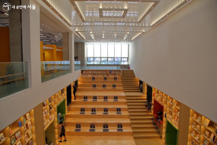1층과 2층을 오르내리는 계단이 독서공간이 됐다.