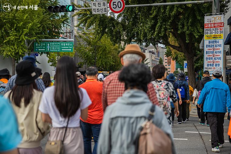 행사로 인해 동대문역사문화공원 사거리부터 광화문광장까지 교통통제가 진행된다는 문구가 곳곳에 안내되고 있다. 