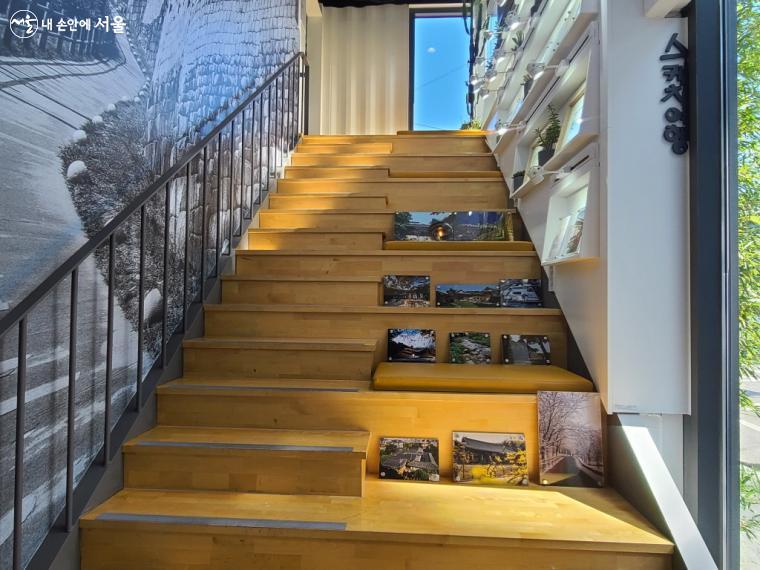 2층으로 올라가는 계단은 책을 읽을 수 있는 공간으로 조성되어 있다. ⓒ이영남