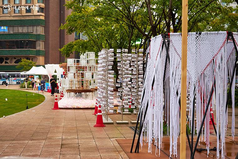 서울광장의 서쪽 가장자리에는 UAUS(대학생건축과연합)의 파빌리온들이 설치되어 있다 ⓒ이정규