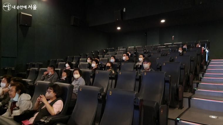 영화관의 배려로 프로그램에 참여한 주민들만 영화를 관람하고 있다. ⓒ김민채