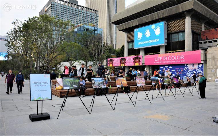 ‘아름다운 서울길 사진 전시회’가 열린 광화문광장 놀이마당에서 휴식을 취하는 참가자들 ⓒ조수봉